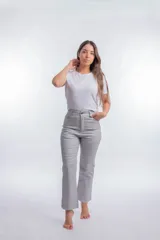 Pantalón gris de corte recto, tiro alto y calce ajustado.