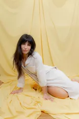 Vestido camisero largo color crudo, con cuello clásico, mangas 3/4 y cierre frontal con botones.