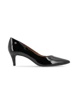 Zapato de cuero charol negro, con punta fina y taco kitten heel.