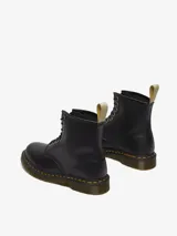 Bota de caña media negra, con cordones y suela cosida en amarillo. Fabricada con material sintético vegano Felix Rub Off, con suela resistente al aceite y la grasa, antiabrasión y antideslizante.
