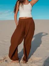 Pantalón globo color marrón, de corte holgado, con forro y pretina elástica.