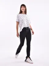 Remera blanca con estampado de ojos y pestañas en negro.