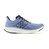 Championes de running New Balance Fresh Foam 1080v12, color negro con detalles en dorado. Cuentan con amortiguación Fresh Foam X, empeine de punto técnico Hypoknit y sujeción estratégica.