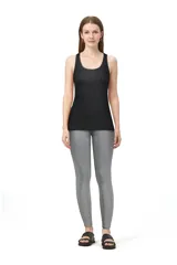 Musculosa negra de bretel ancho y corte holgado.