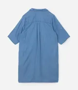 Vestido corto estilo chemise color celeste, con cuello en pico tipo solapa, mangas 3/4 con ajuste, bolsillos laterales y ajuste holgado.