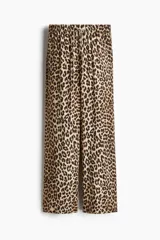 Pantalón de viscosa con estampado de leopardo, tiro alto, cintura elastizada con cordón ajustable, bolsillos laterales y corte amplio.