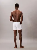 Pack de tres bóxers largos de algodón blanco con cintura elástica gris con logo Calvin Klein.
