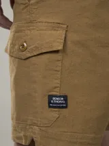 Bermuda de gabardina color ocre, con bolsillos laterales tipo cargo y corte a la rodilla.