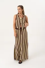 Pollera larga tejida a rayas verticales color chocolate y crema, con pretina elástica y tajos laterales.