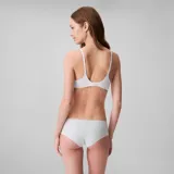 Conjunto de ropa interior Calvin Klein color blanco, compuesto por un sujetador sin aro con copas de espuma elástica y un tanga de microfibra suave.