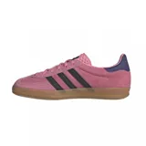 Championes Adidas Gazelle Indoor, color rosa con detalles en negro y suela color caramelo.