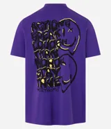 Remera masculina de algodón color violeta, corte comfort, cuello redondo y manga corta. Estampa con dos caras sonrientes en el lateral izquierdo del pecho.