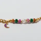Collar de cadena dorada con dije de luna esmaltada en color violeta y un conjunto de cuentas de colores (rosa, verde, naranja) y una perla blanca en el centro.