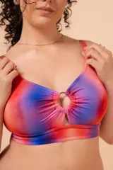 Soutien de baño sin aro con estampado multicolor, breteles regulables, nudo en la espalda y detalle de aro en el centro. Confeccionado con tela que contiene fibra LYCRA® XTRA LIFE™ y bolsillo interno para colocar copa removible o prótesis.