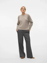 Sweater de punto color beige claro, con cuello redondo y corte regular.