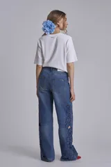 Remera blanca de algodón, corte recto y mangas cortas.