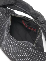 Bolso de hombro gris oscuro con textura denim y detalles de glitter plateado. Tiene cierre de cremallera y asa corta.