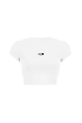 Remera corta blanca con logo de la marca Pulau en el pecho.