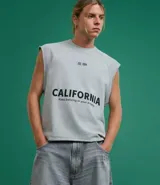 Musculosa gris de algodón con estampa con la palabra "California" en el frente.