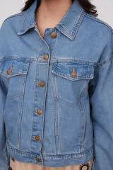Campera de jean clásica de corte recto con botones frontales y bolsillos laterales.