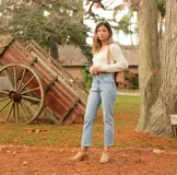 Botines de cuero vacuno color blanco con diseño bordado, taco de madera foliado en cuero de 5cm, cierre del lado interior y horma de punta fina.