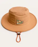 Sombrero tipo pescador color beige con ala ancha, cordón ajustable y parche con logo de la marca Denali.