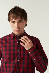 Camisa de manga larga a cuadros rojos y negros, de corte slim fit, con cuello abotonado y logo bordado en el pecho. Confeccionada en algodón.