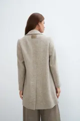 Tapado corto entallado color marrón claro con textura de espiga, cuello solapa y manga larga. Cierre frontal con botones.