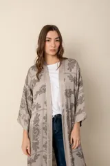 Kimono largo color gris con estampado floral.