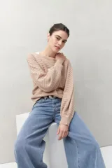 Sweater negro tramado de silueta relajada, con combinación de texturas en el tejido y mangas abullonadas con puños elastizados.