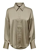 Camisa color verde oliva de satén, de corte clásico, con cuello camisero, cierre frontal con botones y mangas largas con puños abotonados.