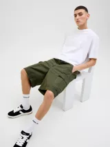 Short cargo color verde oliva, de corte holgado, con múltiples bolsillos delanteros, traseros y laterales.