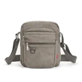 Morral de tela canvas color gris con correa regulable. Tiene apertura superior con cierre, dos bolsillos frontales con cierre, bolsillos internos y un bolsillo trasero con cierre.