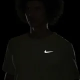 Remera deportiva Nike de hombre color celeste, de manga corta y cuello redondo. Cuenta con tecnología Dri-FIT y logo reflectivo en el pecho.