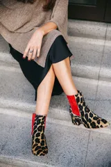 Botines de cuero con estampado animal print, con elástico lateral rojo y taco cuadrado.