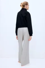 Pantalón de corte holgado en punto suave con rayas horizontales. Modelo con piernas rectas y elástico revestido con cordón para ajustar en la cintura.