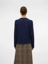 Sweater azul marino de punto con cuello redondo y ajuste regular.