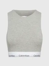 Conjunto Calvin Klein Modern Cotton color gris melange, compuesto por un corpiño deportivo sin mangas y una bombacha tipo tanga, ambos con banda elástica blanca con logo de la marca.
