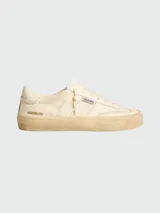 Championes Golden Goose modelo Soul Star, color blanco hueso con detalles en azul y suela color caramelo.