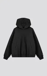 Hoodie negro de frisa gamuzada 100% algodón, de calce oversize crop. Tiene bolsillo canguro y capucha forrada.