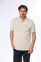 Remera polo de piqué color beige, con cuello en rib y botones personalizados. Corte clásico y mangas cortas.
