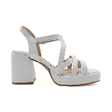 Sandalias blancas de cuero sintético con plataforma y tacón cuadrado. Diseño con tiras cruzadas y hebilla ajustable en el tobillo.