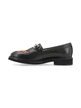 Mocasines de cuero negro con estampado animal en la parte delantera, detalle de flecos y hebilla metálica.