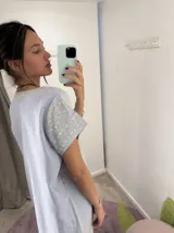 Remerón de lino y algodón color crema con bordado artesanal en hilo amarillo claro, de manga corta y corte recto.