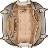 Cartera tote Guess modelo Meridian, color blanco con textura granulada, doble asa de hombro, logo triangular metálico y charm colgante.