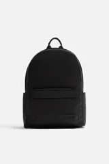 Mochila negra con acabado engomado, compartimento principal con cierre de cremallera, bolsillo interior con cierre, bolsillo frontal con cierre, bolsillos laterales planos, respaldo acolchado con sujeción para equipaje, asa de mano y dos asas de hombro ajustables y acolchadas.