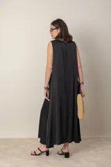 Vestido italiano gris de rayón y viscosa, corte suelto, largo midi y sin mangas.