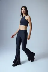Pantalón oxford negro de tricot sin cintura, con costuras centrales en el delantero y tajos en la botamanga.