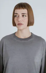 Remerón gris con corte extra oversize, hombros caídos y cuello redondo.