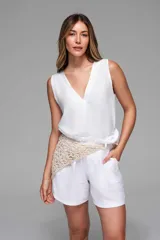 Musculosa blanca de crepe con escote en V y calce holgado.